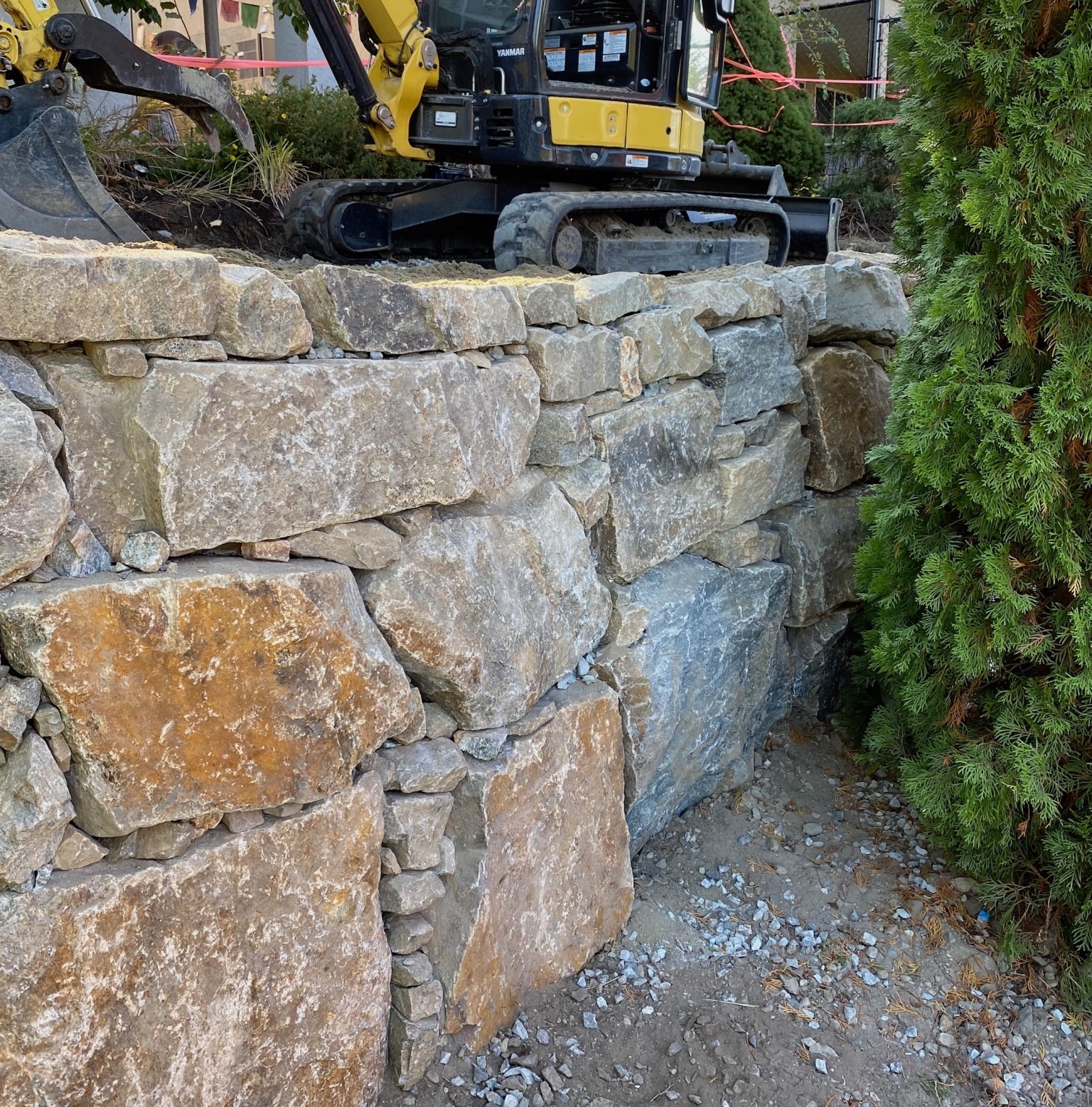 Kelowna Rock Retaining Walls Kelstone Contracting   Machine Built Rock Retaining Wall 